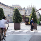 Empleados municipales colocan maceteros en las calles de Turín, como medida antiterrorista,el 24 de agosto-EFE / ALESSANDRO DI MARCO