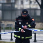 Control policial ante la embajada tras el atentado.-EFE / BORIS PEJOVIC