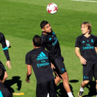 Casemiro y Modric, durante el entrenamiento de este sábado en Valdebebas.-VÍCTOR LERENA / EFE
