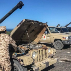 Fuerzas leales al Gobierno de Unidad Nacional, que apoya la ONU, llegan a un suburbio de Trípoli para hacer frente a la ofensiva del mariscal Hafter.-AFP / MAHMUD TURKIA