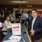 Patxi López vota en Portugalete.-EFE