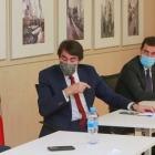El consejero de Fomento conversa con el alcalde de Burgos durante la reunión del consejo de Cetabsa. RAÚL OCHOA