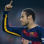Neymar dedica a la afición el gol ante el Villarreal.-JORDI COTRINA