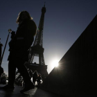 Gente paseando cerca de la Torre Eiffel, el pasado sábado, en París.-Laurent Cipriani / AP