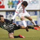 Uxío trata de arrebatar el balón a un jugador de la Cultural desde el suelo.-JESÚS F. SALVADORES