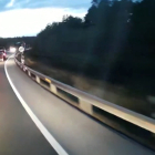 Captura del vídeo que capta la conducción temeraria del camionero. GUARDIA CIVIL