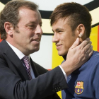 Sandro Rosell y Neymar, en junio del 2013.-/ JORDI COTRINA