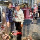 Dos personas observan el escaparate de un comercio en Burgos.-ISRAEL L. MURILLO