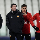 Marcelino, entrenador del Valencia (de azul), durante el entrenamiento en Turín.-