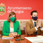 La concejala de Personal, Nuria Barrio, y el alcalde, Daniel de la Rosa, en rueda de prensa. TOMÁS ALONSO
