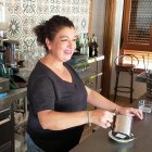 Gara sirve un café en la cantina. E.RUIZ