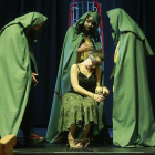 Los miembros de Teatrería Denuncia apuran las últimas horas antes del estreno para ensayar este nuevo montaje.-Raúl Ochoa