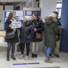 Un grupo de pacientes se congregó durante dos horas el viernes en el interior del centro de salud de Los Cubos para pedir más médicos.-SANTI OTERO