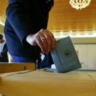 Un ciudadano vota en las elecciones regionales alemanas, esta mañana.-REUTERS / RALPH ORLOWSKI