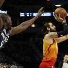 Ricky Rubio se dispone a encestar.-AP