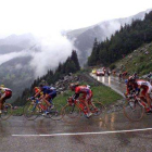 El pelotón desciende el Croix de Fer, en una edición del Tour de Francia.-Foto: REUTERS / ÉRIC GAILLARD