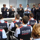 El president Puigdemont durante su visita en la comisaría de los Mossos en Cambrils, el pasado viernes-JORDI BEDMAR
