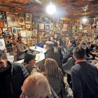 Varias decenas de personas se congregaron en el bar en su última noche de apertura.-ISRAEL L. MURILLO