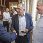 César Rico presidente de la Diputación, saluda a José Luis López Cerrón, presidente de la Federación de ciclismo .-SANTI OTERO