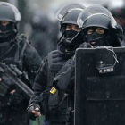 Fuerzas de élite de la policía francesa ayer en la calle donde fue asesinada una policía local.-Foto: REUTERS/ CHRISTIAN HARTMAN