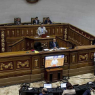 El Parlamento de Venezuela aprueba iniciar un proceso político contra Maduro.-AP