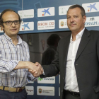 Juan Carlos Viadero estrecha la mano de  Ángel Viadero en la presentación del técnico cántabro-Santi Otero