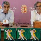 Antonio Miguel Araúzo, alcalde de Pradoluengo, y Antonio Sáez, teniente de alcalde, presidieron el acto de presentación en la Diputación de Burgos. SANTI OTERO