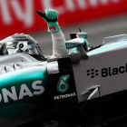 Rosberg celebra con el pulgar su cuarta 'pole' consutiva, lograda en México.-AFP