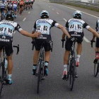 Rigoberto Urán (derecha) orina en plena carrera, durante la última etapa de la Volta a Cataluña.-Foto: TWITTER / RIGOBERTO URÁN