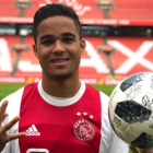 Justin Kluivert, con el balón firmado por sus compañeros.-AFC AJAX