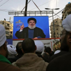 Seguidores de Hizbulá escuchan a su líder que aparece en una pantalla gigante en una manifestación en Beirut.-/ BILAL HUSSEIN / AP