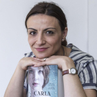 Carla Montero sujeta un ejemplar de su nueva novela, que acaba de lanzar.-Santi Otero