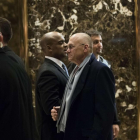 El empresario Andy Puzder sale de la Torre Trump en Nueva York tras reunirse con el presidente electo.-DREW ANGERER / AFP