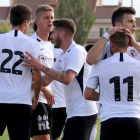 Los jugadores del Burgos CF festejan la consecución del primer tanto de la pretemporada, obra de Juanma, que se estrenó como goleador con la elástica blanquinegra-Burgos CF