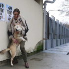 La edil de Sanidad juega con un perro junto a unos carteles que animan a la adopción.-RAÚL G. OCHOA
