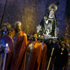 Los cofrades portan a la Virgen de los Dolores. SANTI OTERO