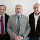 Delgado (centro) con los concejales Julián Ruiz (izq.) y José Puig (dch.).-ECB