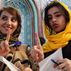 Mujeres muestran sus huellas en Teherán tras emitir su voto durante las elecciones presidenciales en Irán.-