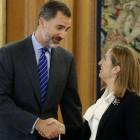 Felipe VI saluda a la presidenta del Congreso de los Diputados, Ana Pastor, en el palacio de la Zarzuela.-ÁNGEL DÍAZ / EFE
