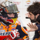 Santi Hernández, ingeniero de Marc Márquez, dialoga, en el box de Repsol-Honda, con el tricampeón catalán de MotoGP en Cheste (Valencia).-/ MIGUEL LORENZO