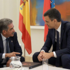 El presidente del gobierno Pedro Sánchez, durante su encuentro con el presidente de Cantabria, Miguel Ángel Revilla. /-ZIPI (EFE)
