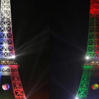 La Torre Eiffel, con una combinación de los colores de Francia y Portugal.-PHILIPPE LOPEZ
