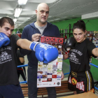 Roberto Segura (Amigos del Boxeo) junto a los púgiles del club Gabriel Iglesias y Cristina Antolín-Santi Otero
