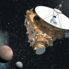 Simulación artística de la sonda 'New Horizons' en las proximidades de Plutón con tres de sus cinco satélites, incluido el gigante Caronte.-Foto: NASA