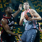 Rabaseda le gana la partida al jugador del Bilbao Basket Moses en un lance del partido disputado en Miribilla. B. B. HOJAS / SPB