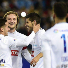 Ivan Rakitic felicita a Lucas Vázquez tras su gol en el partido solidario 'Champions for life'.-Foto: AFP / PIERRE-PHILIPPE MARCOU