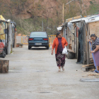 Dos mujeres en una de las calles del Encuentro.-ISRAEL L. MURILLO