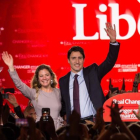 El líder del Partido Liberal de Canadá, Justin Trudeau, y su mujer, Sophie, saluda a su electorado, en Montreal, este martes.-NICHOLAS KAMM / AFP