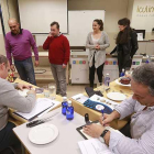 Los miembros del jurado cataron ayer las propuestas gastronómicas de 17 establecimientos que participan en el Concurso de tapas de San Lesmes.-RAÚL G. OCHOA