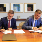 Rafael Barbero, director de la Fundación Caja de Burgos, y Manuel Pérez, rector de la UBU, durante la firma.-ISRAEL L. MURILLO